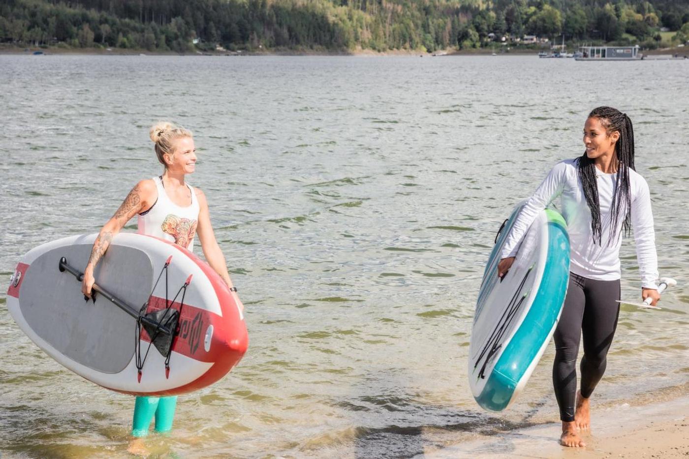 Paddelabenteuer auf glitzernden Wassern