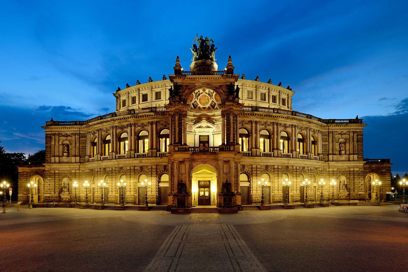 Weltbekanntes Opernhaus in historischer Kulisse