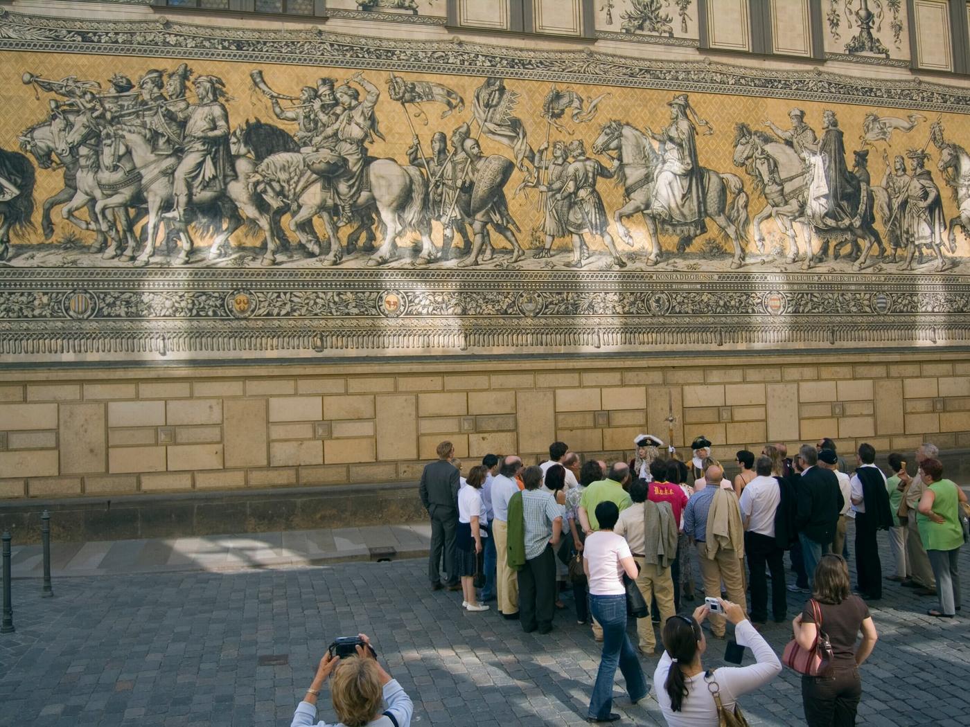 Porzellanpracht entlang der Augustusstraße