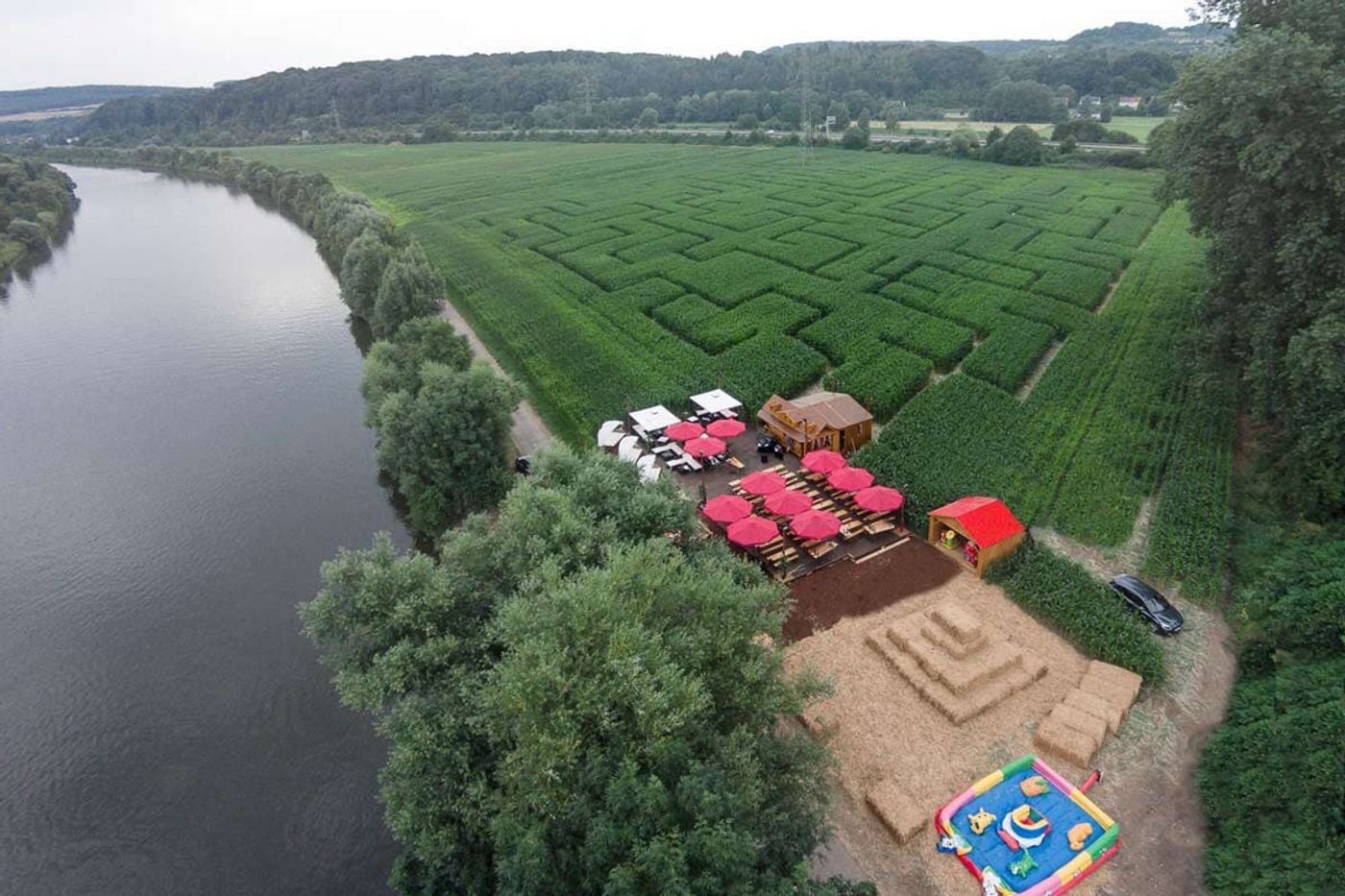 Spaß und Abenteuer im riesigen Maislabyrinth