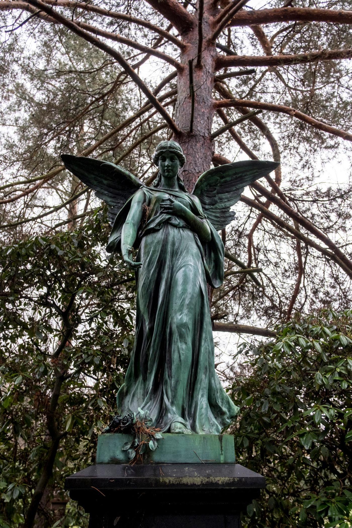 Magischer Friedhof voller Engel.