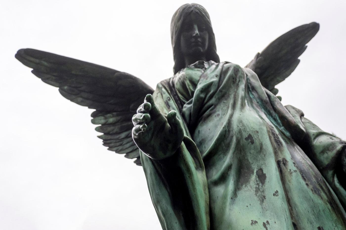 Magischer Friedhof voller Engel.