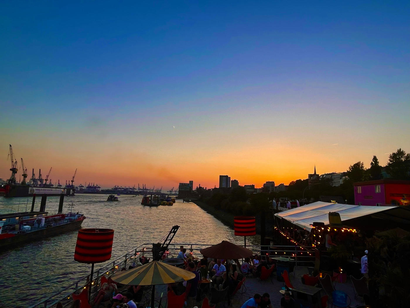 Sonnenuntergänge, Hafen, Sand und Longdrinks. 