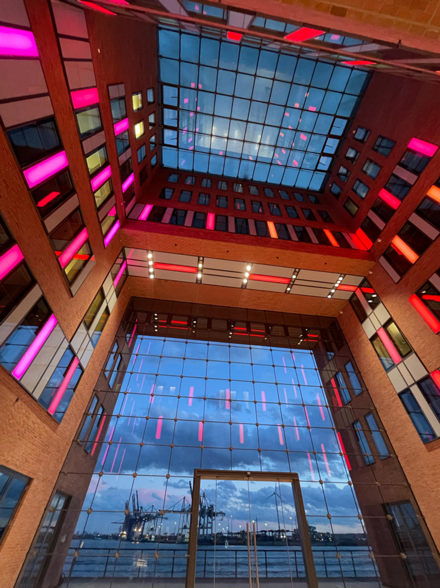 Der Blick auf den Hamburger Hafen ist aus vielen Perspektiven beeindruckend.