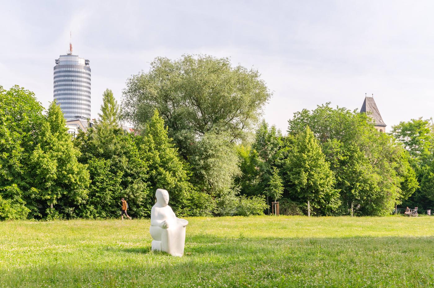 Wohlfühlplatz unter knorrigen Bäumen