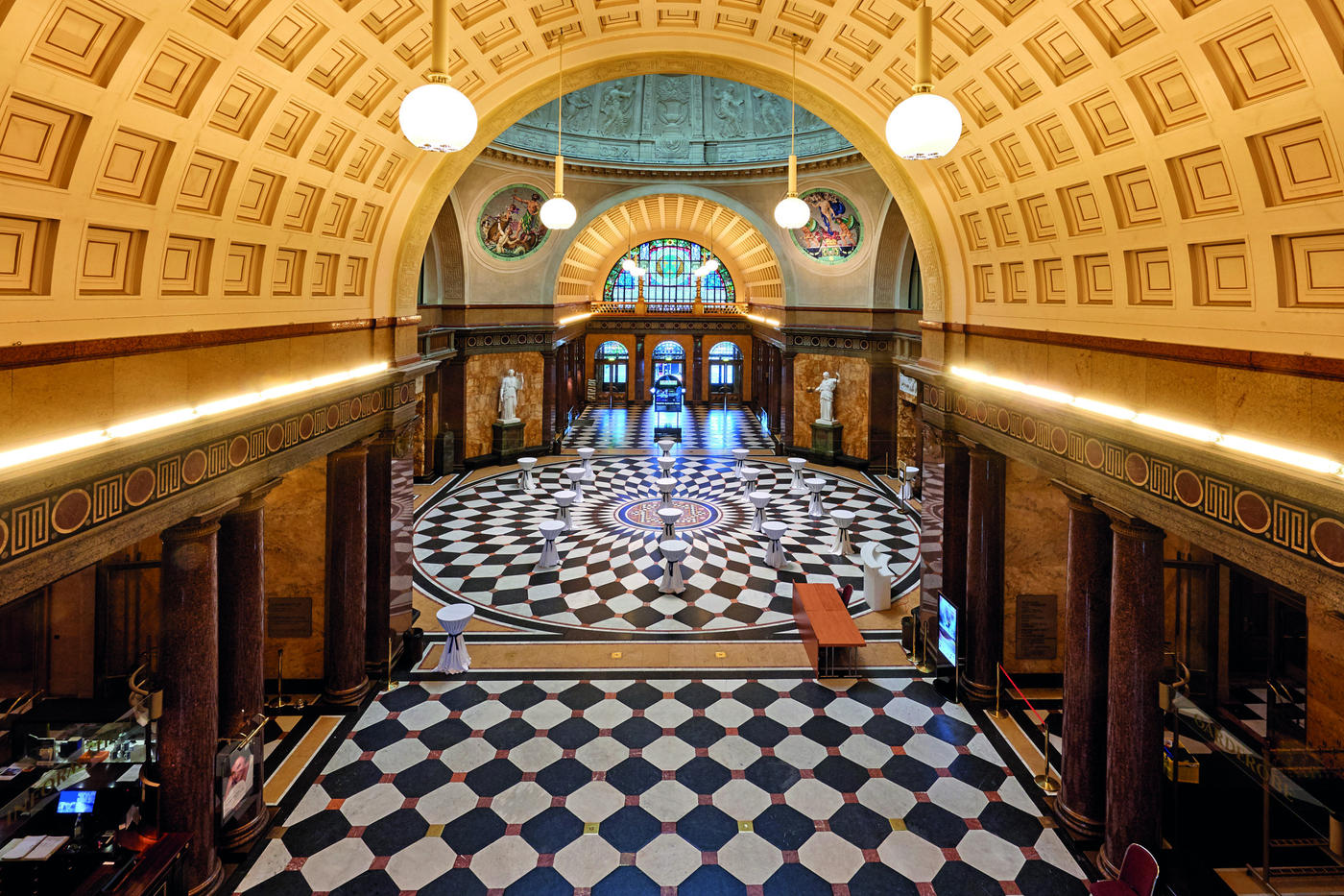 Spannung und Glück in historischem Kurhaus