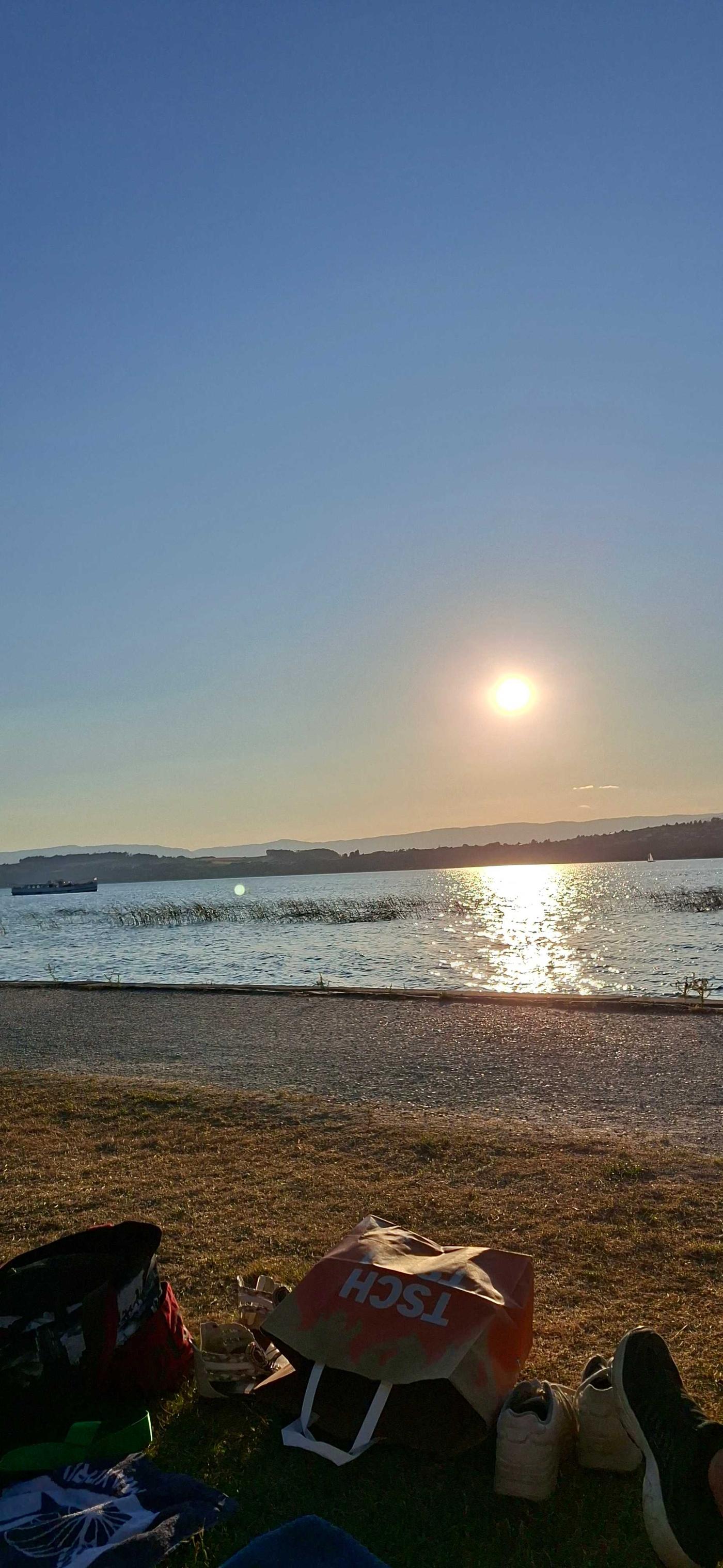 Herrlich der See, im umliegenden Supermarkt was einkaufen und ein Picknick bei Sonnenuntergang genießen
