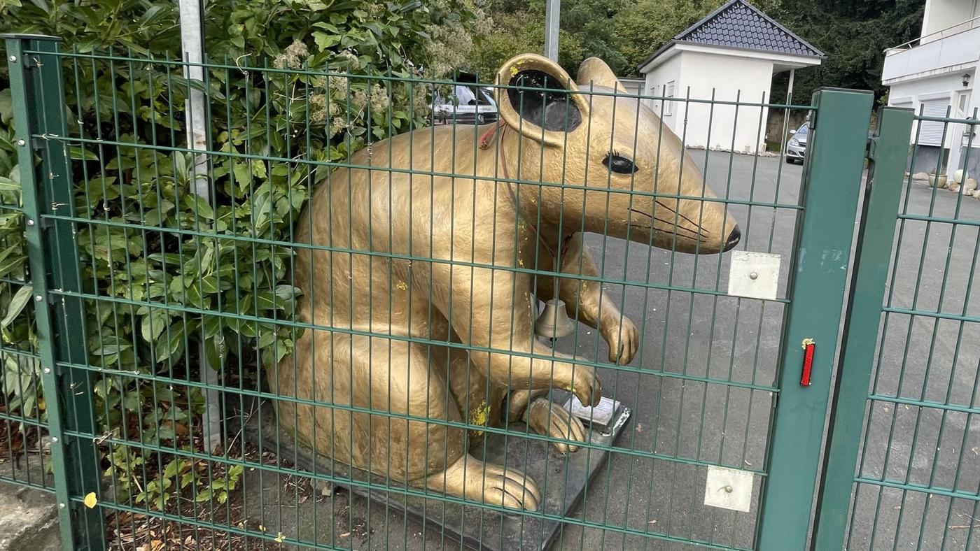 Ein stiller Wächter am Flussufer