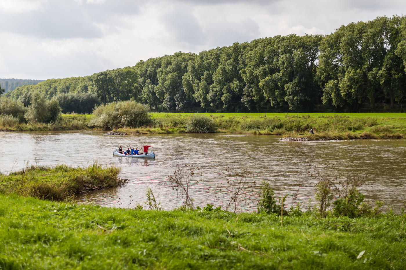 Entspannte Momente am Flussufer