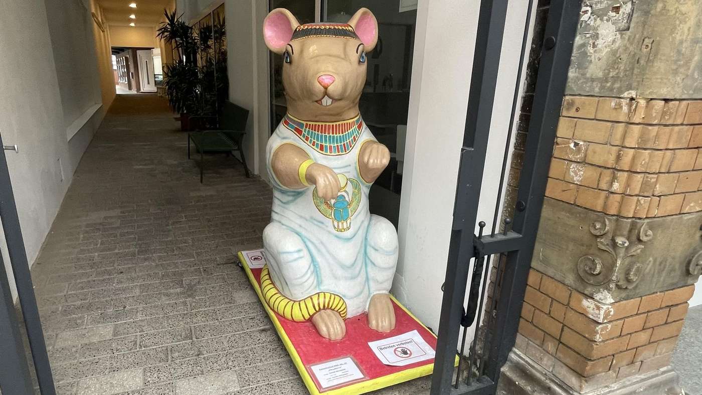 Rattenskulptur "CleopRATra"