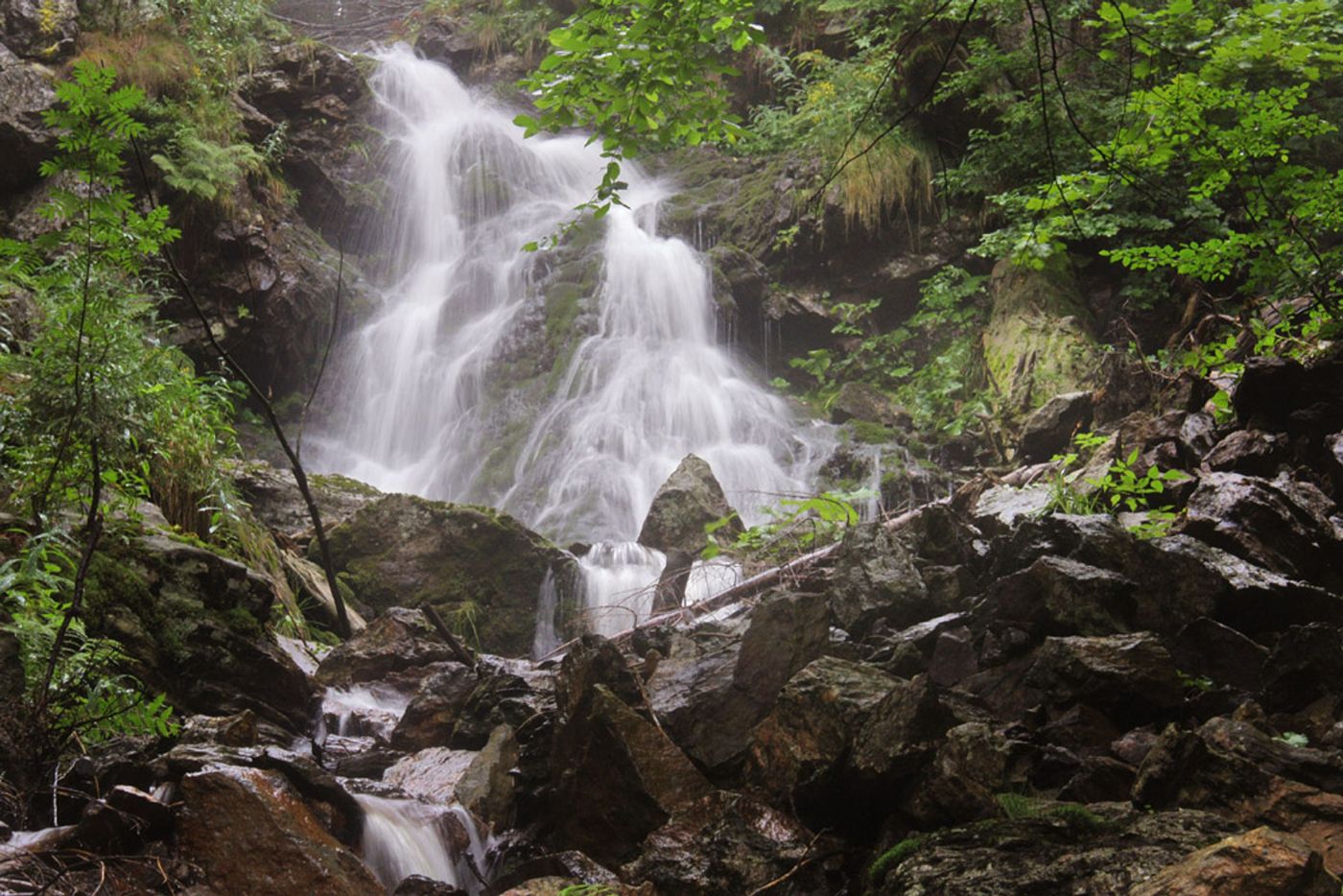 Abenteuerliche Pfade durch Wasserfälle und Felsen