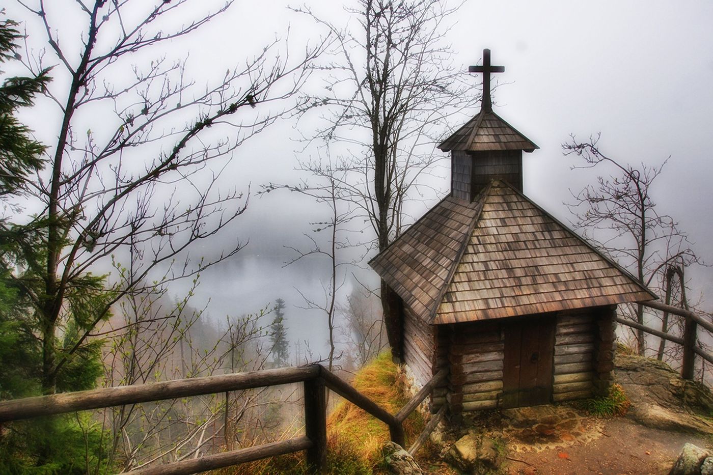 Holzkapelle mit atemberaubender Aussicht