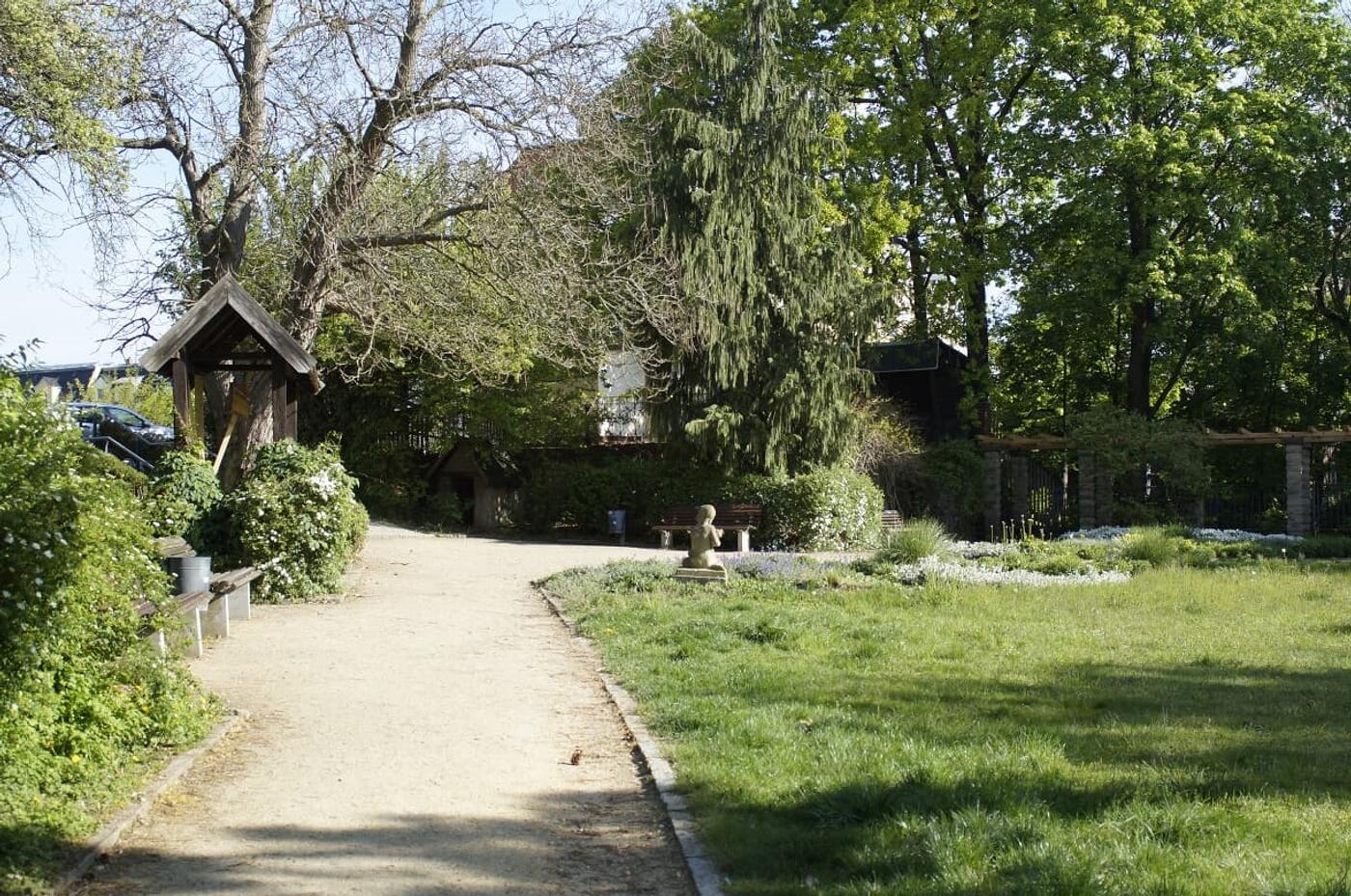 Ausblick genießen an der Friedenshöhe