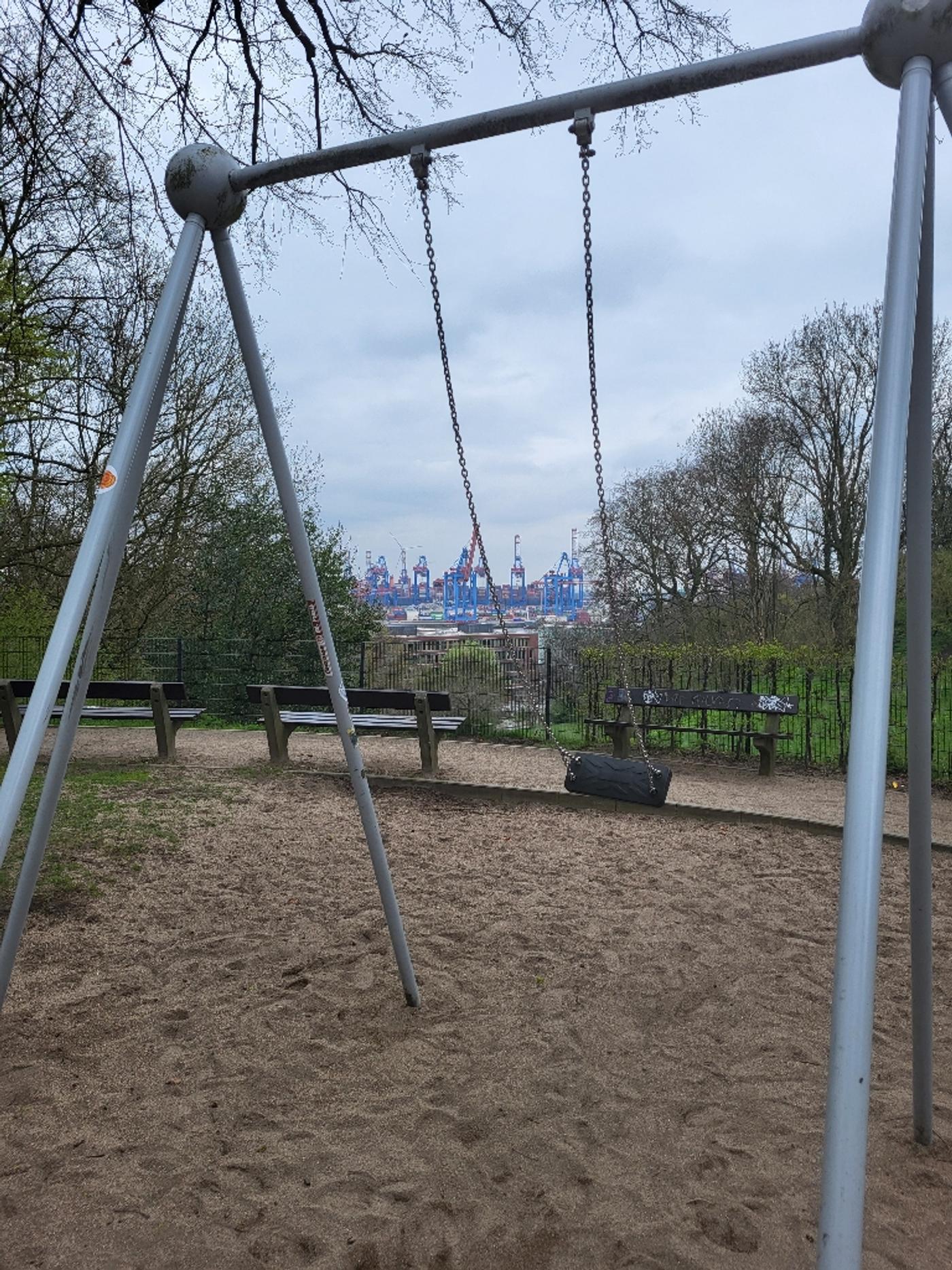 Schaukeln mit Hafenblick