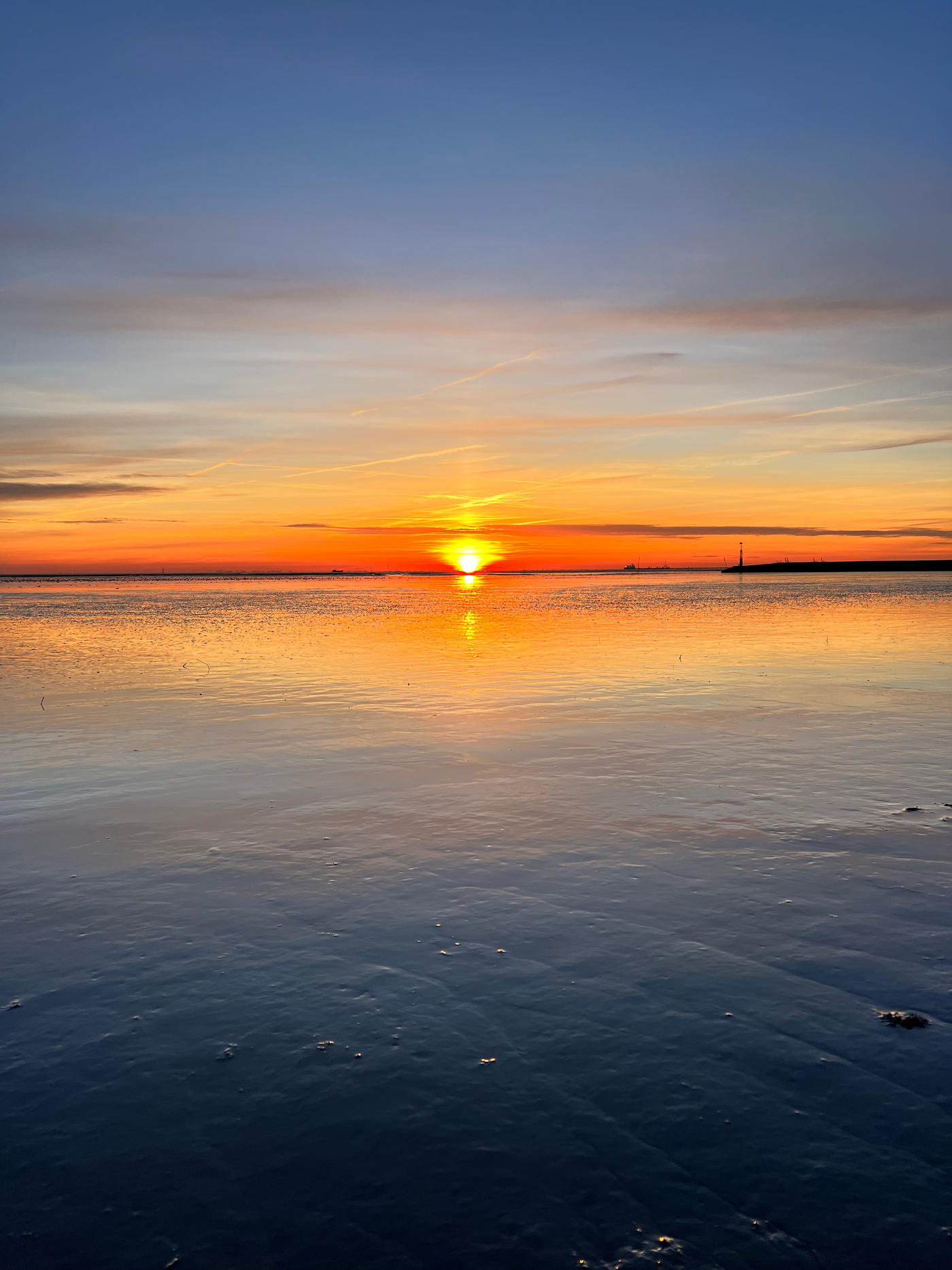 Sonnenaufgangsstille am Meer